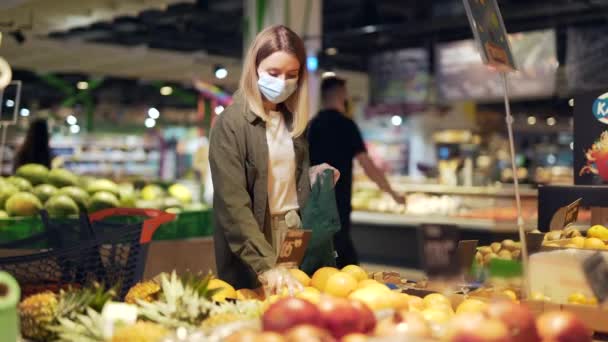 의료용 마스크를 식료품 근처에 슈퍼마켓 식료품 점에서 야채나 과일을 재사용 — 비디오