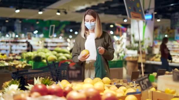 의료용 마스크를 식료품 근처에 슈퍼마켓 식료품 점에서 야채나 과일을 재사용 — 비디오