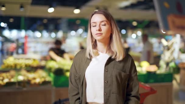 활동적 여성의 식료품 슈우퍼 시장에 가정주부들은 미소를 카메라 즐거워 가게는 — 비디오