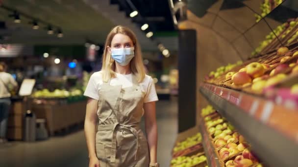 Retrato Jovem Trabalhador Vendedor Supermercado Seção Vegetal Uma Máscara Facial — Vídeo de Stock