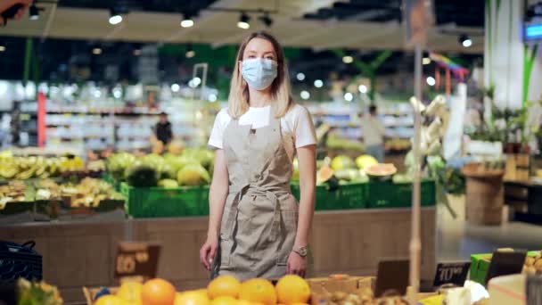 보호용 마스크 슈퍼마켓의 섹션에서 일하는 노동자 가게에서 가게의 카메라를 기분좋은 — 비디오