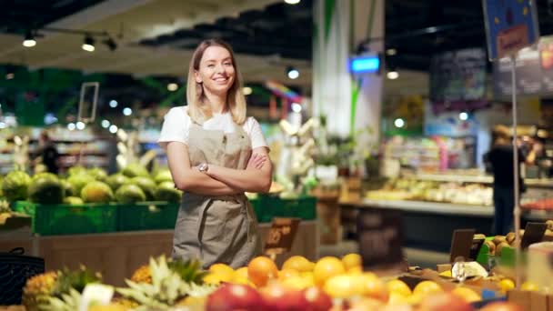 Ritratto Giovane Lavoratrice Supermercato Verdure Sorridente Con Braccia Incrociate Amichevole — Video Stock