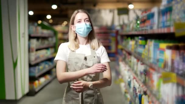 Portrait Saleswoman Protective Face Mask Woman Smiling Looking Camera Supermarket — Stock Video