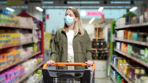 Молодая Счастливая Женщина Толкающая Тележку Проводит Время Супермаркете Торговом Центре — стоковое видео