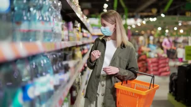 Fiatal Arcmaszkban Sétál Sorok Között Szupermarket Egy Kosár Kezében Női — Stock videók