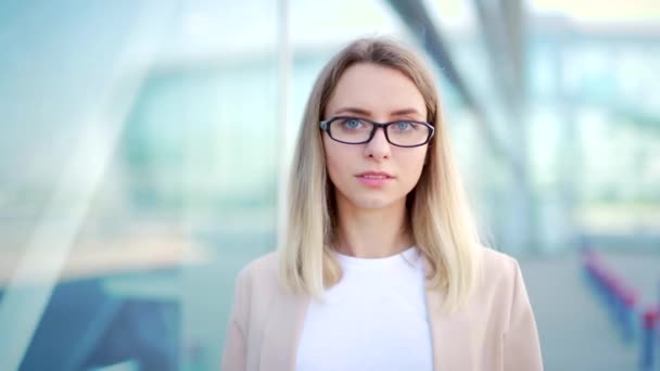 Nahaufnahme Porträt Junge Blonde Geschäftsfrau Mit Brille Blick Die Kamera — Stockvideo