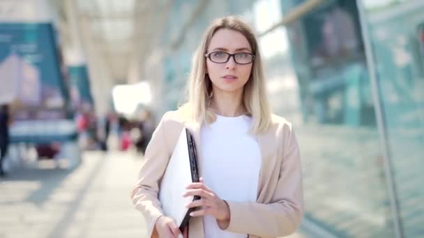 Close Portrait Young Blonde Business Woman Glasses Looking Camera Face — Stock Video