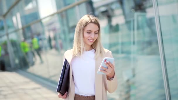 Joven Mujer Negocios Utiliza Teléfono Móvil Sus Manos Fondo Urbano — Vídeos de Stock