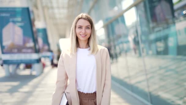 Retrato Joven Rubia Mujer Negocios Mirando Cámara Sonriente Feliz Estudiante — Vídeos de Stock