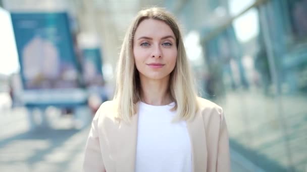 Retrato Close Uma Jovem Mulher Feliz Livre Sorrindo Fundo Urbano — Vídeo de Stock