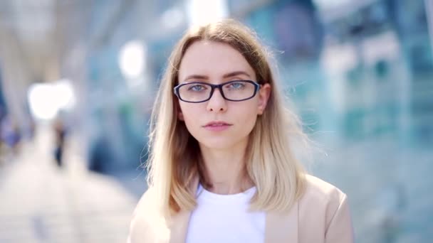 Zamknij Portret Młodej Blondynki Biznesu Kobieta Okularach Patrząc Kamerę Twarz — Wideo stockowe