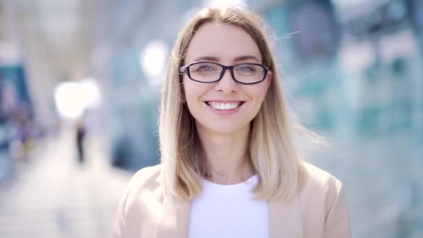 Cerca Retrato Joven Rubia Mujer Negocios Con Gafas Mirando Cámara — Vídeos de Stock