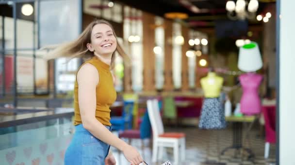 Portret Szczęśliwy Młoda Radosna Kobieta Pokazuje Zakupy Torbach Papierowych Prezent — Wideo stockowe