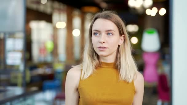 Portret Apropiat Unei Tinere Blonde Caucaziene Care Stă Picioare Uită — Videoclip de stoc