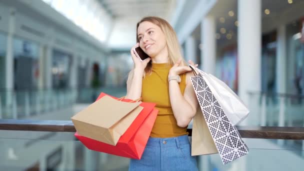 Jovem Feliz Depois Mulher Compras Falando Celular Shopping Satisfeito Alegre — Vídeo de Stock