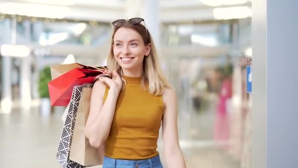 Jovem Loira Feliz Mulher Atraente Passar Tempo Lazer Grande Shopping — Vídeo de Stock