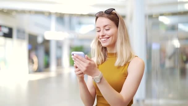 Mujer Joven Consumidor Centro Comercial Navega Por Chat Utiliza Uso — Vídeo de stock