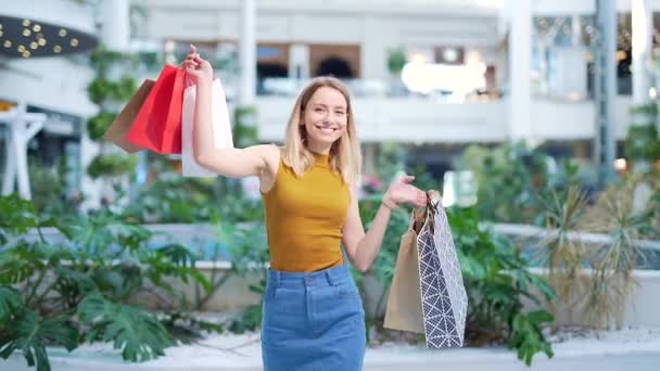 Vrolijke Jonge Shopaholic Vrouw Met Papieren Tassen Met Aankopen Glimlachend — Stockvideo