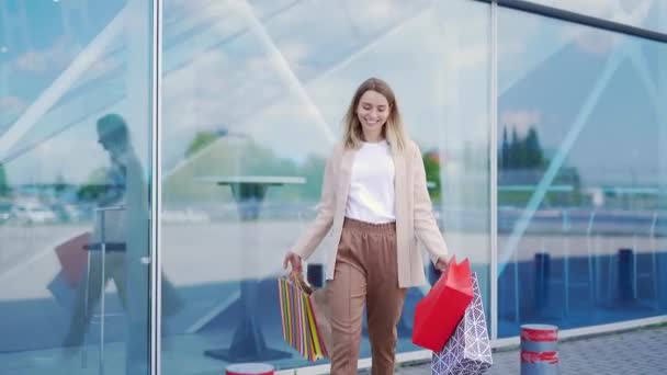 Szczęśliwa Młoda Kobieta Idzie Zakupach Torbami Papier Zadowolona Kobieta Centrum — Wideo stockowe