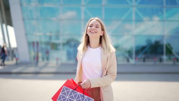 Gelukkige Vrolijke Jonge Vrouw Gaat Het Winkelen Met Geschenken Papieren — Stockvideo