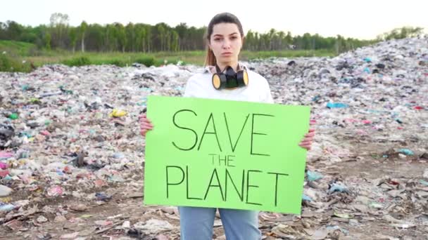 Портрет Молодой Активистки Плакатом Руках Спасти Землю Стоит Посреди Свалки — стоковое видео