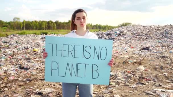 Activista Ecologista Sosteniendo Hay Afiche Del Planeta Mujer Niña Pie — Vídeo de stock