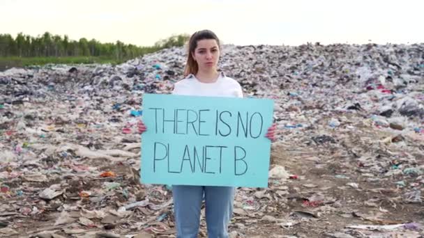 Ativista Ecologia Segurando Não Nenhum Pôster Planeta Mulher Menina Junto — Vídeo de Stock