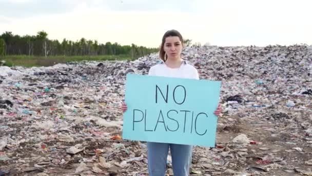 Militant Écologiste Tenant Affiche Plastic Femme Fille Debout Milieu Une — Video