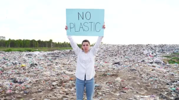 Ativista Ecologia Segurando Nenhum Cartaz Plástico Mulher Menina Espera Entre — Vídeo de Stock