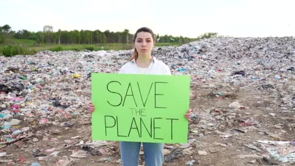 Portrait Jeune Militante Avec Une Affiche Dans Les Mains Sauver — Video