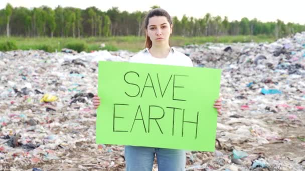 Porträtt Ung Kvinna Aktivist Med Affisch Händerna Rädda Jorden Står — Stockvideo