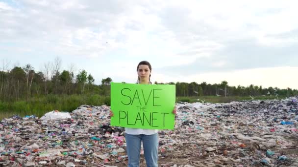 Портрет Молодой Активистки Плакатом Руках Спасти Землю Стоит Посреди Свалки — стоковое видео