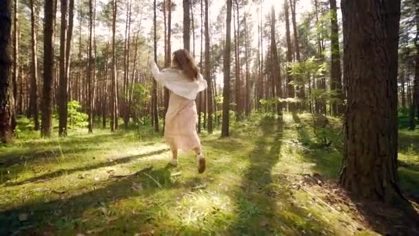 Szczęśliwa Młoda Pogodna Kobieta Uciekająca Przed Kamerą Zewnątrz Sosnowym Lesie — Wideo stockowe