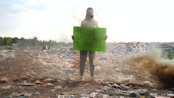 Jeune Militante Avec Une Affiche Dans Les Mains Sauver Terre — Video