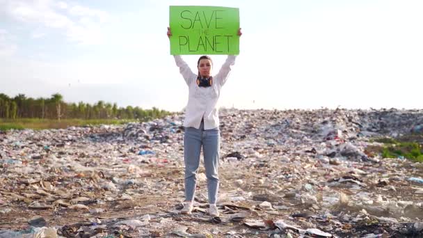 Portret Jonge Vrouw Activist Met Een Poster Handen Redden Aarde — Stockvideo