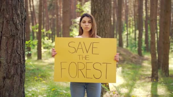 Młoda Kobieta Ochotnicza Aktywistka Protestuje Plakatem Ratującym Las Uczennica Chorągwią — Wideo stockowe