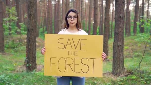 Молодая Женщина Активистка Протестует Плакатом Спасающим Лес Студентка Знаменем Руках — стоковое видео