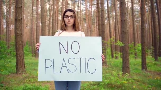 Jonge Vrouw Vrijwilliger Activist Het Bos Protest Met Poster Geen — Stockvideo