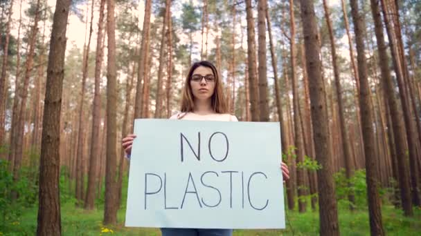 Jovem Ativista Voluntária Protesto Florestal Com Cartaz Não Plástico Estudante — Vídeo de Stock