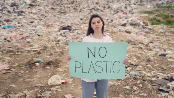 운동가는 플라스틱 포스터를 가지고 않습니다 매립지 사이에 학생이 버려진 지구를 — 비디오