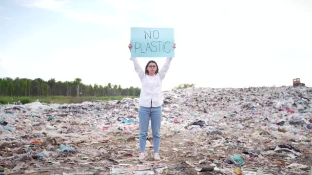 Экологический Активист Держит Плакат Plastic Женщина Девушка Стоящие Стороне Среди — стоковое видео