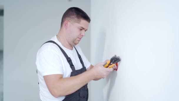 Männliche Arbeiter Professionelle Qualifizierte Elektriker Installiert Steckdose Der Wohnung Nach — Stockvideo