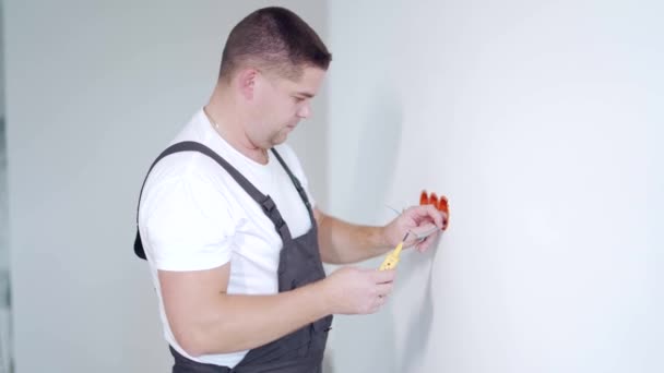 Male Worker Professional Qualified Electrician Installs Electrical Outlet Apartment Repair — Stock Video