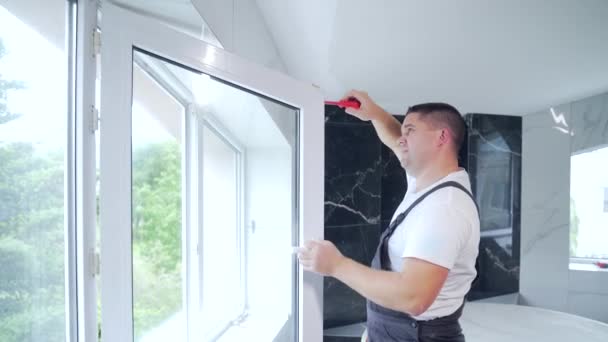 Arbeiter Montieren Und Justieren Ein Neues Kunststofffenster Haus Reparatur Regelt — Stockvideo