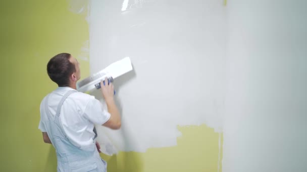 Experienced Repairman Plastering Wall Using Spatula Putty Knife White Modern — Stock Video