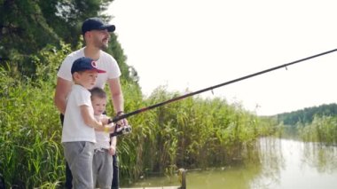 İki çocuklu bir baba tahta bir köprüde ya da iskelede balık yakalar. Aile babaları ve çocuklar birlikte kamp yaparak balık tutmayı öğretirler. Gölde ya da nehirde gündüz tatili