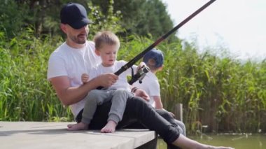 İki çocuklu bir baba tahta bir köprüde ya da iskelede balık yakalar. Aile babaları ve çocuklar birlikte kamp yaparak balık tutmayı öğretirler. Gölde ya da nehirde gündüz tatili
