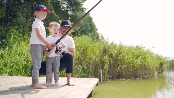 Padre Con Dos Hijos Pequeños Hijos Captura Peces Pie Puente — Vídeos de Stock