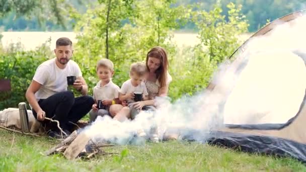 Camping Vid Sjön Skogen Lycklig Familj Pappa Mamma Och Små — Stockvideo