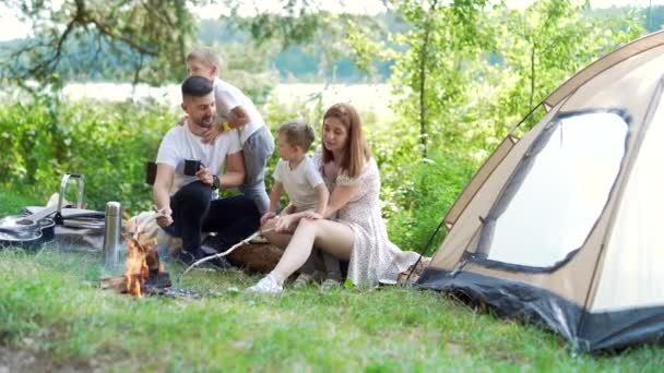 Camping Vid Sjön Skogen Lycklig Familj Pappa Mamma Och Små — Stockvideo